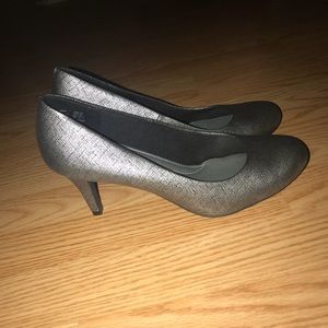 high-heel dress shoes